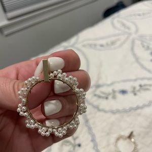 Gold and pearl details